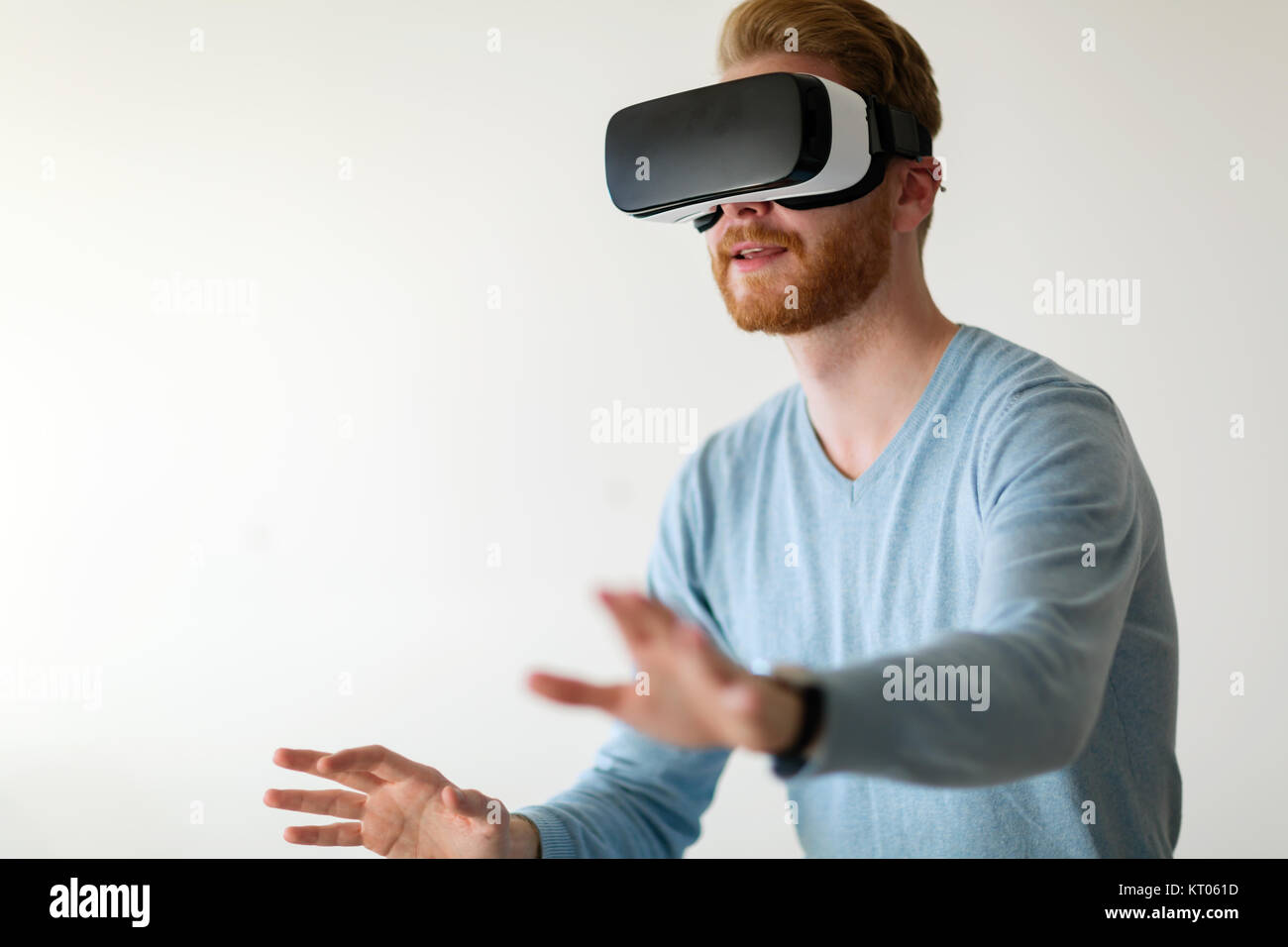 Mann mit Virtual reality Headset zu Hause Stockfoto