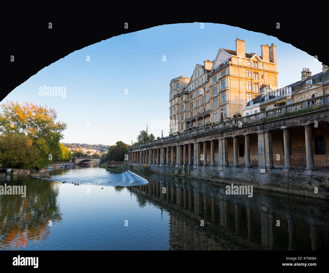 Ansicht der Pulteney Wehr und Grand Parade aus dem Fluss Avon unter Great Pulteney Bridge in Bath, England, Großbritannien Stockfoto