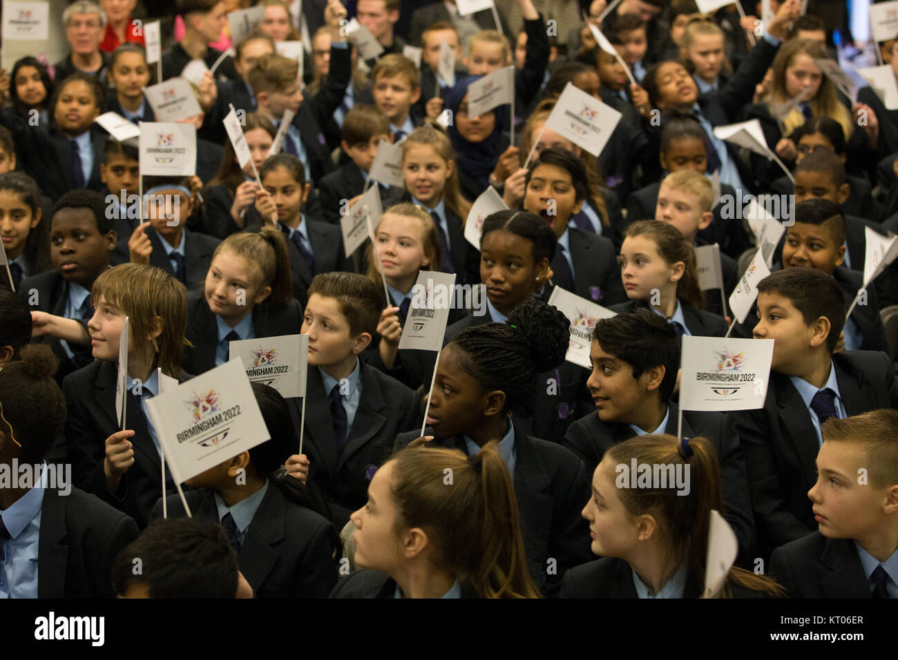 Schüler wehenden Fahnen wie Birmingham für 2022 Commonwealth Games während der Commonwealth Games Federation Medien Konferenz angekündigt wird in der Arena Akademie in Birmingham. Stockfoto