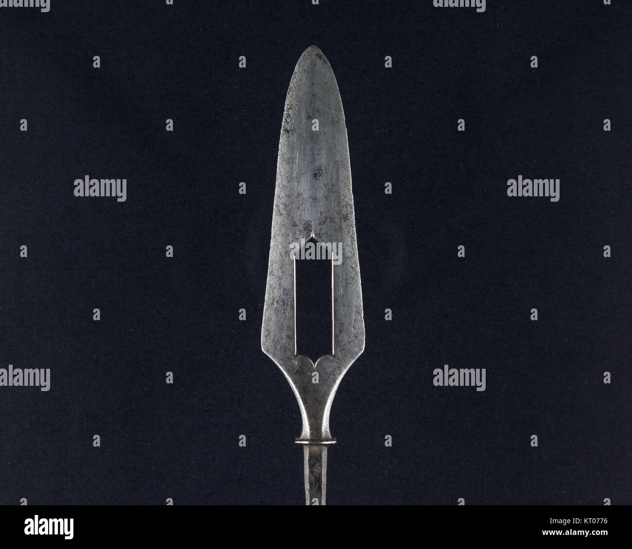 Arrowhead (YanonC493) ist ein archäologisches Artefakt, das vom MET katalogisiert wurde. Es stellt ein altes Werkzeug dar, das Einblicke in frühe menschliche Technologien und Handwerkskunst bietet. Dieses Artefakt ist für die Untersuchung prähistorischer Werkzeuge und Artefakte von Bedeutung. Stockfoto