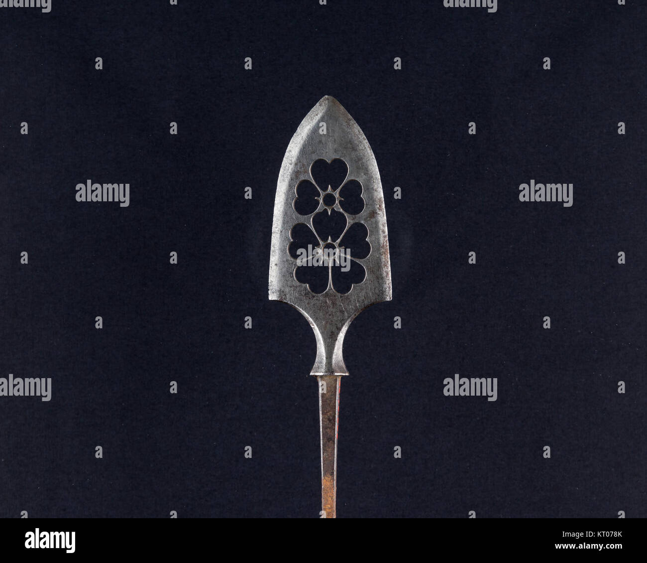 Eine japanische Pfeilspitze aus dem 18. Jahrhundert (YanonC493) aus der Sammlung des Metropolitan Museum of Art, aus Stahl gefertigt, 8,75 cm lang, mit einer Kopflänge von 2,25 cm und einer Breite von 1 Zoll. Stockfoto