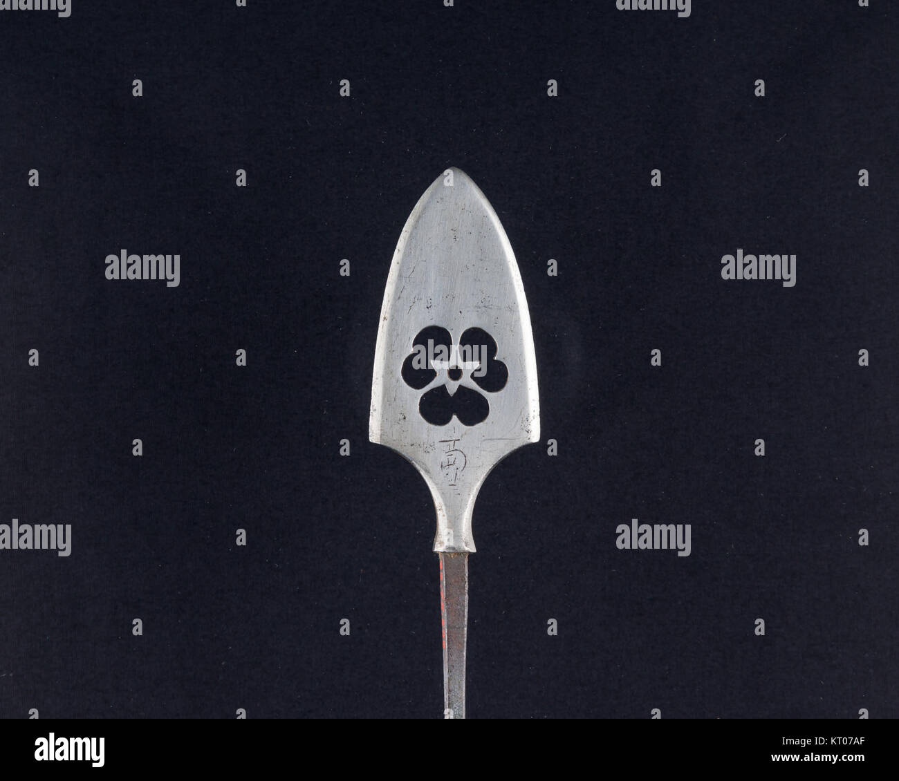 Die „Pfeilspitze (YanonC493)“ ist eine japanische Pfeilspitze aus dem 18. Jahrhundert, die vom Stahlmeißel Umetada Motoshige gefertigt wurde. Mit einer Länge von cm verfügt er über einen Kopf von 1/2 cm und wiegt 1,7 oz. Dieses Artefakt ist Teil der Sammlung des Metropolitan Museum of Art, die 1932 von Giovanni P. Morosini gestiftet wurde. Stockfoto