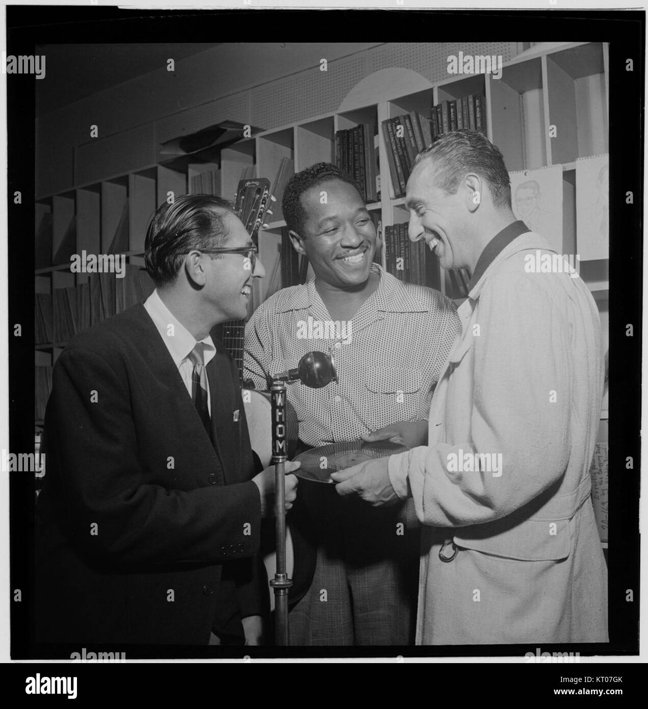 Das zwischen 1946 und 1948 entstandene Porträt zeigt Josh White und Symphony Sid, zwei prominente Persönlichkeiten der Musikszene der damaligen Zeit. Das Bild spiegelt ihren Einfluss in der Welt von Jazz und Blues wider. Stockfoto