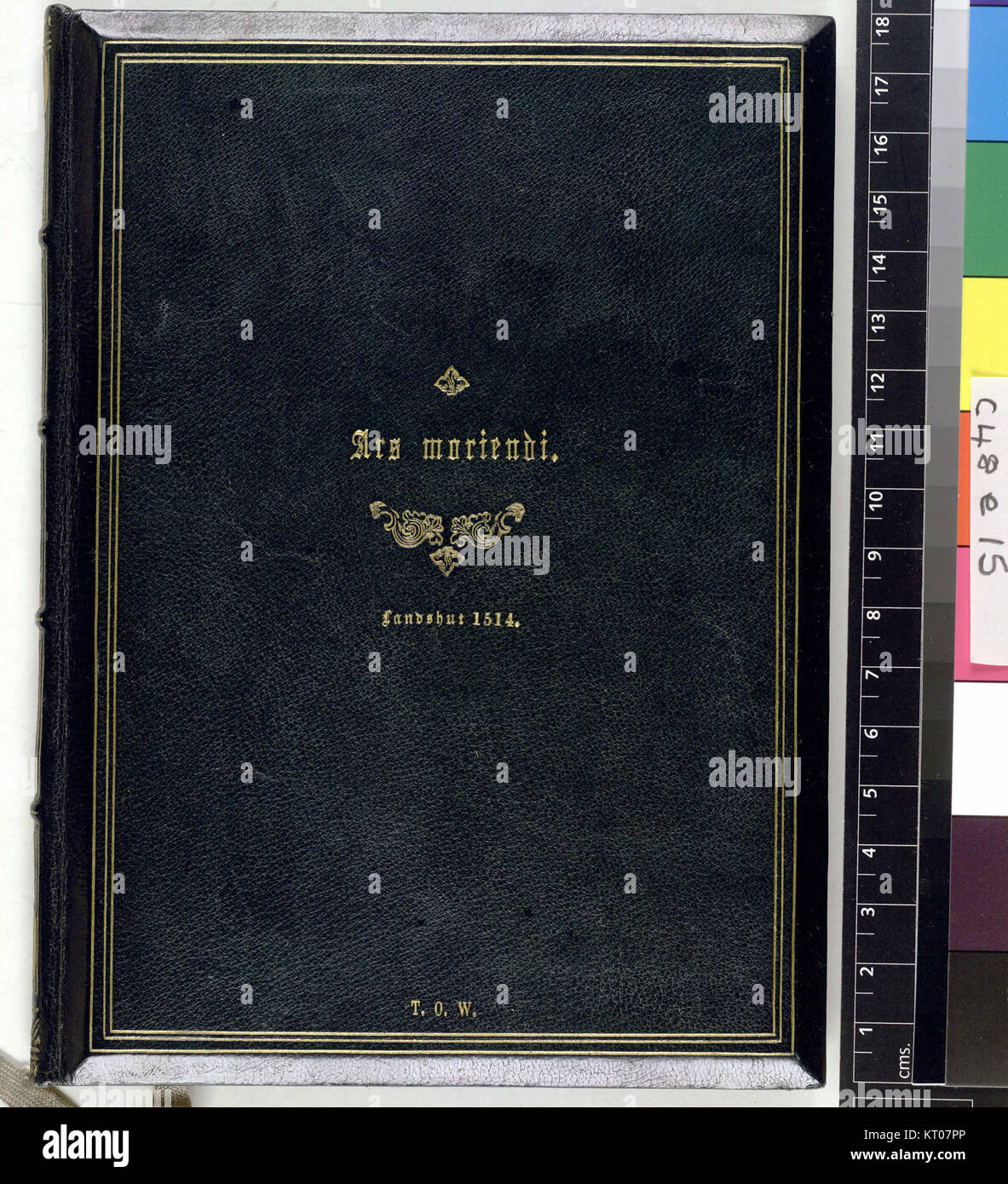 Dieses Werk mit dem Titel „Ars Moriendi“ (die Kunst des Sterbens) hat verschiedene sententiae (Sprüche) und Illustrationen zusammengestellt, um den Versuchungen des Todes zu widerstehen. Das obere Cover, das als c48e15 bezeichnet wird, zeigt künstlerische Darstellungen, die spirituelle Stärke während des Kampfes des Todes betonen. Stockfoto