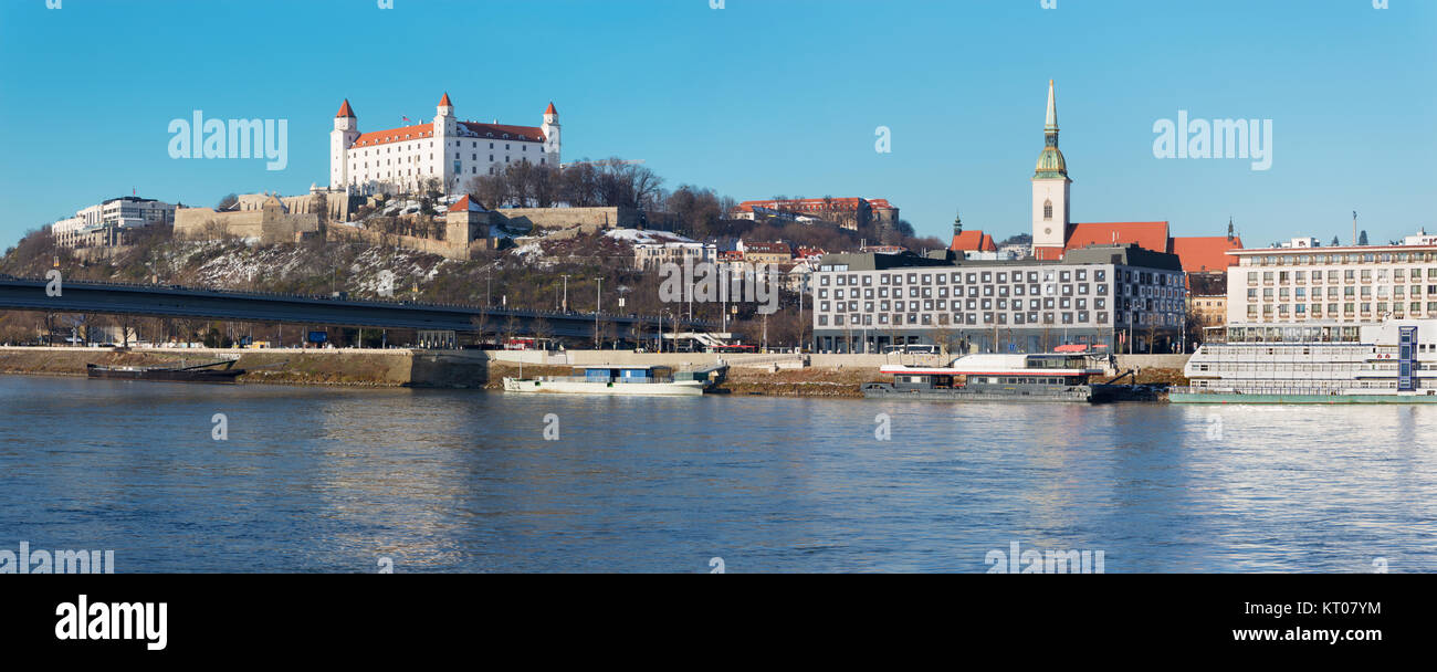 Bratislava - die Burg und die Kathedrale mit der Donau. Stockfoto