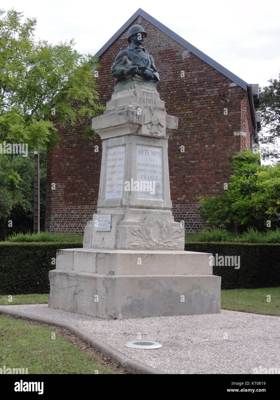 Das Artemps Monument aux Morts ist ein Kriegsdenkmal in der Region Aisne in Frankreich. Es ehrt die Soldaten, die während des Ersten Weltkriegs starben, und markiert die historische Bedeutung und Rolle des Gebiets im Krieg. Stockfoto