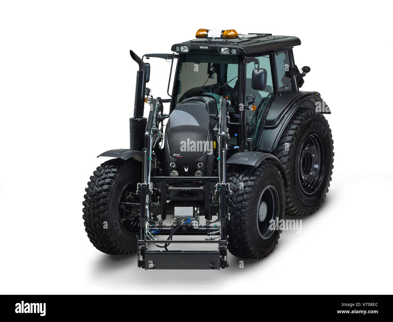 Der Valtra NX ist ein moderner knickgelenkter Traktor, der für verschiedene landwirtschaftliche und industrielle Aufgaben eingesetzt wird. Bekannt für seine fortschrittlichen Funktionen, ist sie eine leistungsstarke Maschine, die auf Effizienz ausgelegt ist. Stockfoto