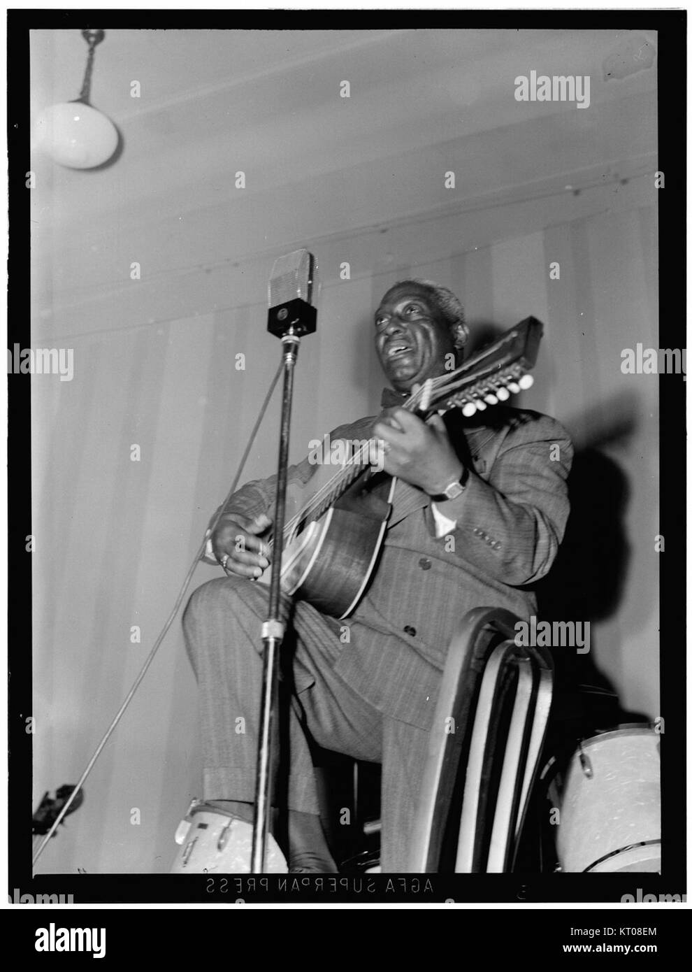 Dieses ikonische Porträt von Leadbelly wurde zwischen 1938 und 1948 im National Press Club in Washington, D.C. aufgenommen und spiegelt seinen Einfluss auf die amerikanische Volksmusik wider. Stockfoto