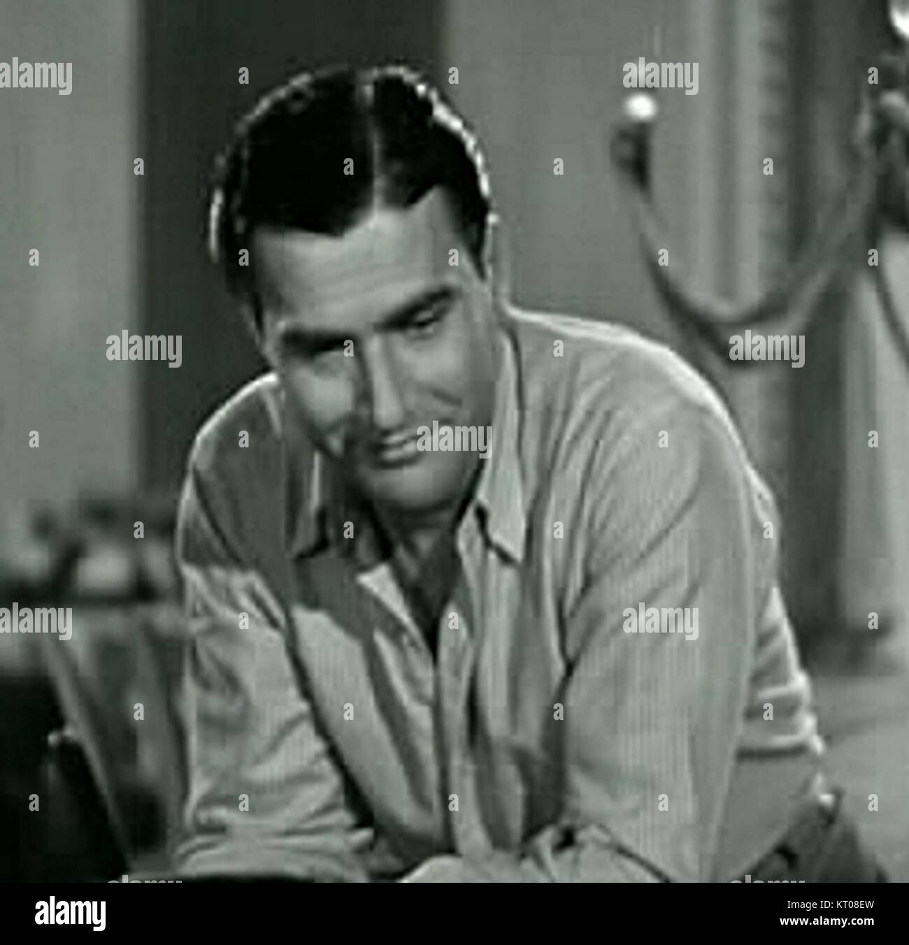 Artie Shaw, ein renommierter Jazz-Klarinettist, ist 1940 in dem Film „Second Chorus“ zu sehen. Der Film zeigt seine musikalischen Talente und verbindet seine Performance mit einer Geschichte aus Romantik und Musik. Shaws Klarinettenspiel war ein prägendes Merkmal des Jazz-Soundtracks des Films. Stockfoto