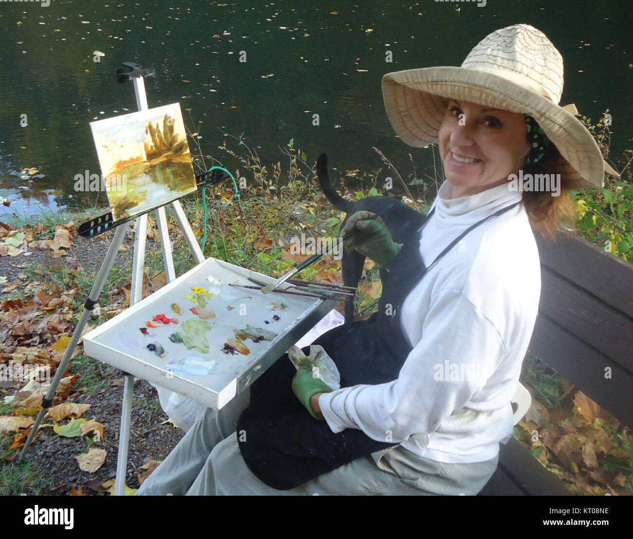 Die Künstlerin Emma Auriemma malt im Echo Lake Park in Mountainside, New Jersey, und fängt die natürliche Schönheit der Landschaft ein. Ihre Arbeit betont die Verbindung zwischen Natur und Kunst. Stockfoto