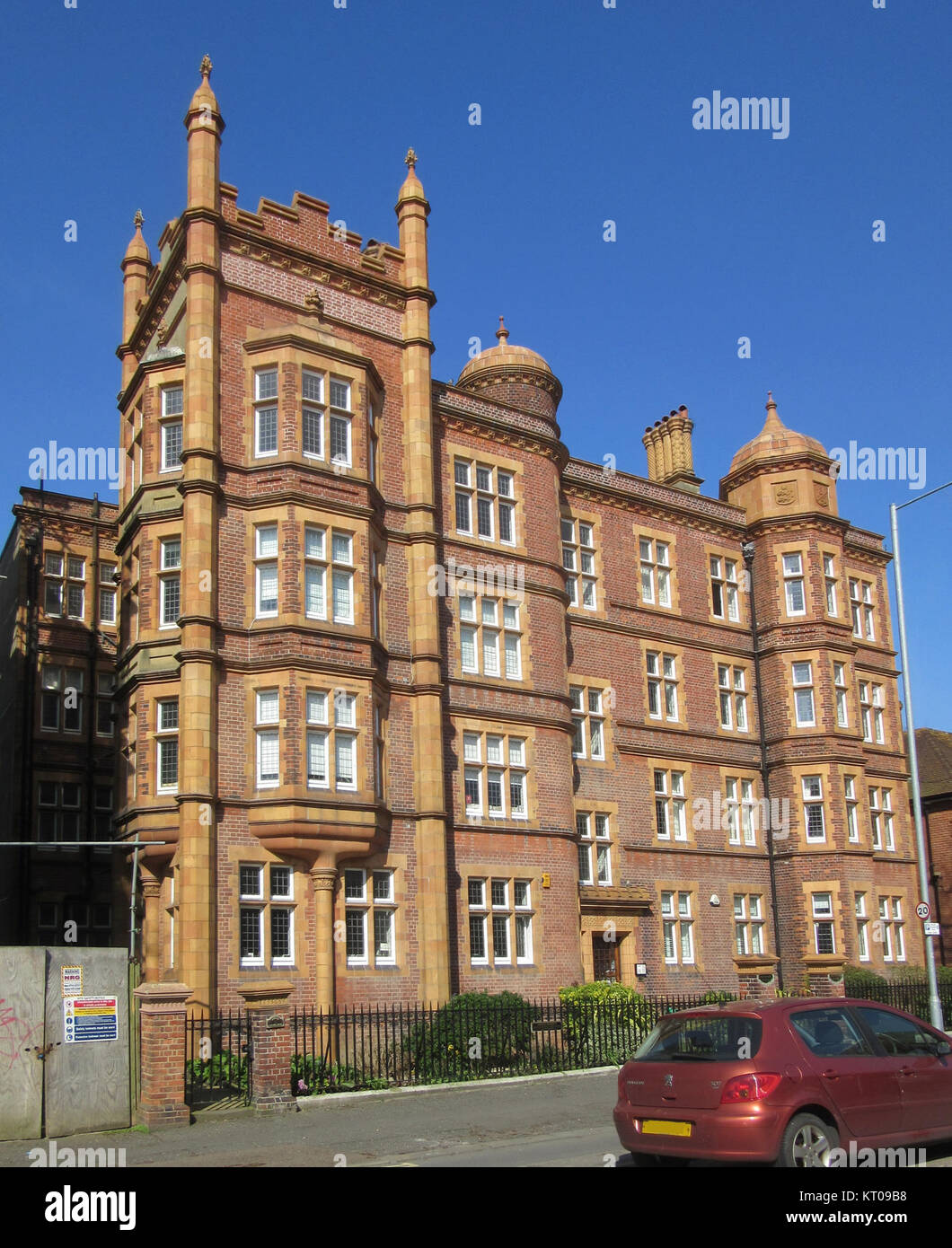 Das Arundel House befindet sich am Drive in Hove und ist ein bemerkenswertes Anwesen von historischer Bedeutung, das auf einem Foto aus dem Jahr 2016 aufgenommen wurde, das seinen architektonischen Stil zeigt. Stockfoto