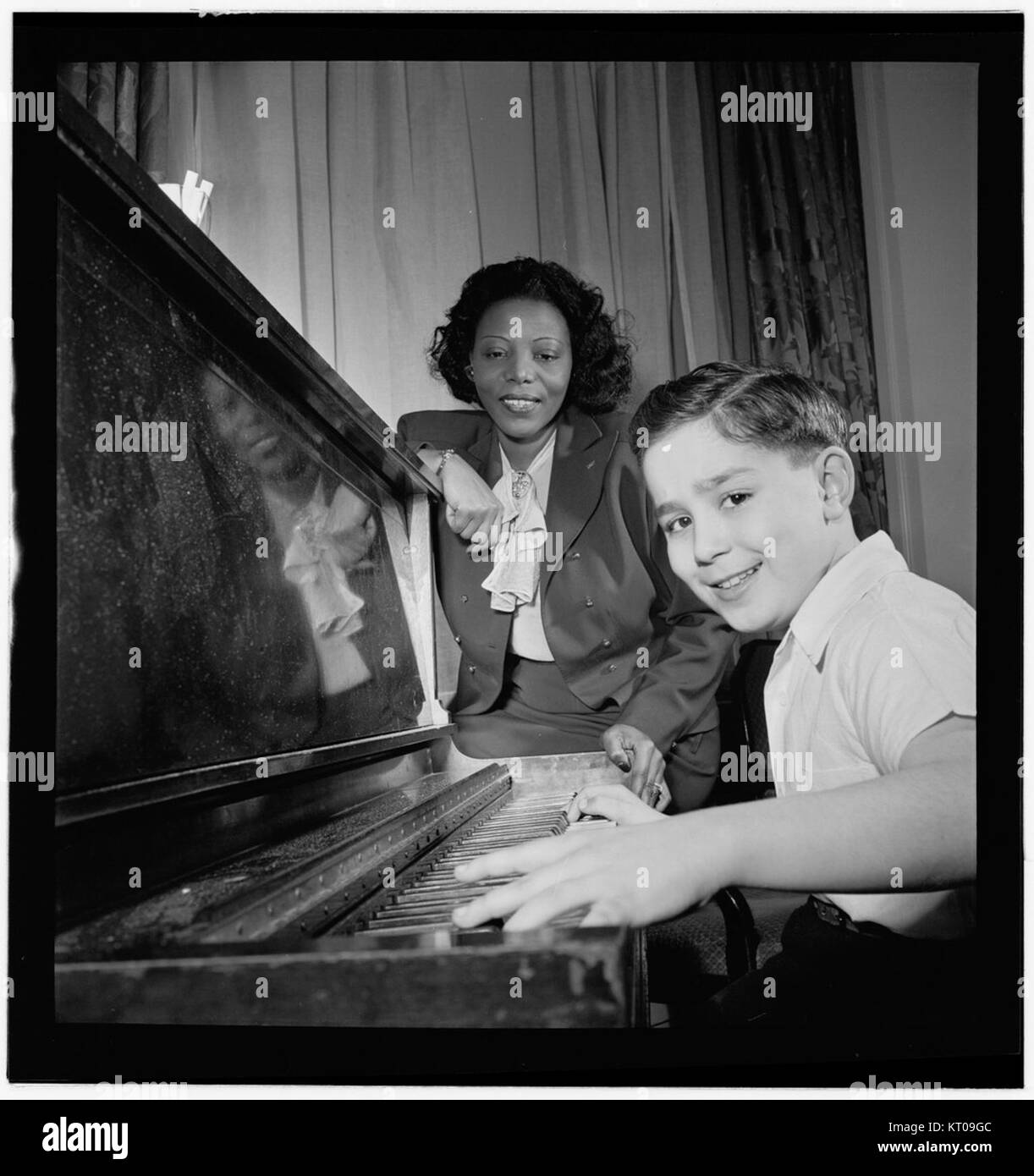 (Porträt von Mary Lou Williams und Roger Barnett, Waldorf-Astoria, Suite 4-B, New York, N.Y., Ca. März 1947) (5476588488) Stockfoto