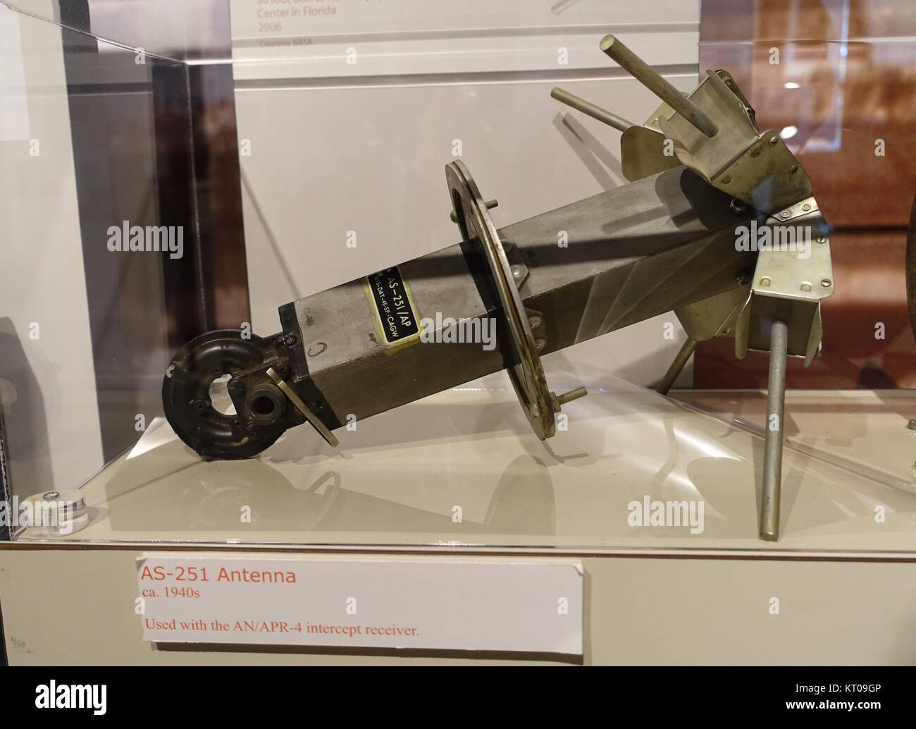Die AS-251-Antenne aus den 1940er Jahren wurde mit dem AN-APR-4 Abhörempfänger verwendet. Es ist ein wichtiges Stück in der Geschichte der militärischen Kommunikation und Radartechnologie und zeigt die Fortschritte in der elektronischen Kriegsführung während dieser Zeit. Stockfoto