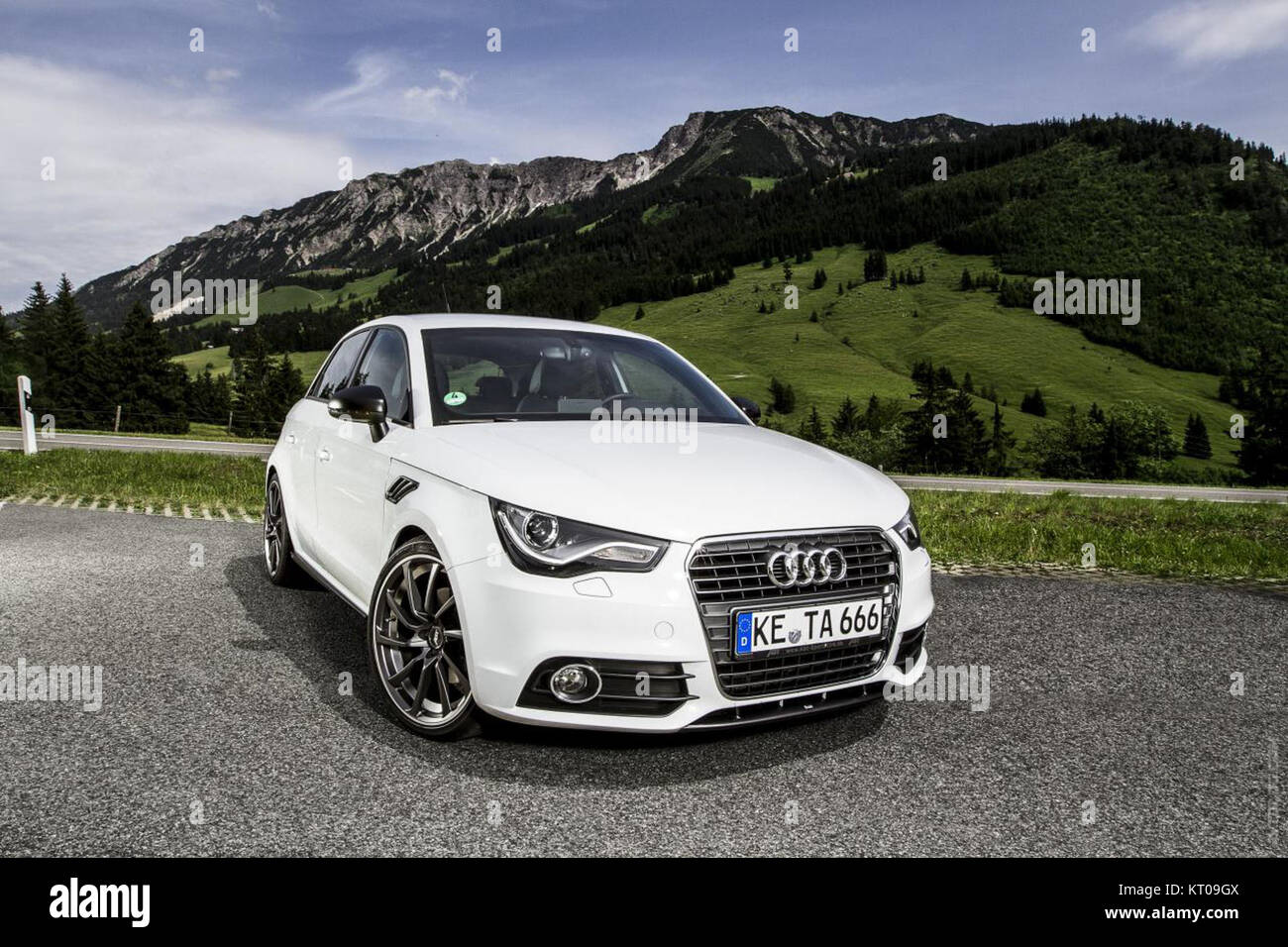 Der Audi A3 Sportback 2012 bietet eine kompakte Bauform mit effizientem Motor. Er ist bekannt für sein elegantes Erscheinungsbild und seine praktische Funktionalität und verfügt über fortschrittliche Technologie für ein angenehmes Fahrerlebnis. Stockfoto