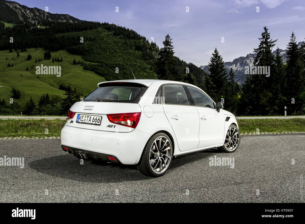 Der Audi A3 Sportback 2012 ist ein kompaktes Luxusfahrzeug, das für sein schlankes Design, seine Leistung und seine fortschrittlichen Funktionen bekannt ist. Dieses Modell gehört zur Audi A3-Baureihe und bietet ein ausgewogenes Verhältnis zwischen Stil, Komfort und Technik. Stockfoto