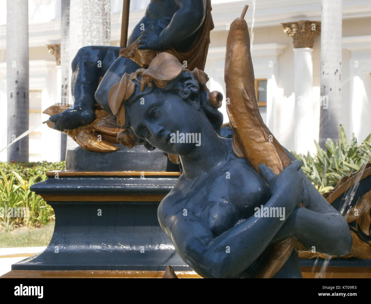 Der Asamblea Nacional Fountain ist ein bekanntes Wahrzeichen in der Nähe der Nationalversammlung. Es dient als Symbol für bürgerliches Engagement und öffentlichen Raum in der Stadt und bietet sowohl eine visuelle als auch kulturelle Bedeutung. Stockfoto