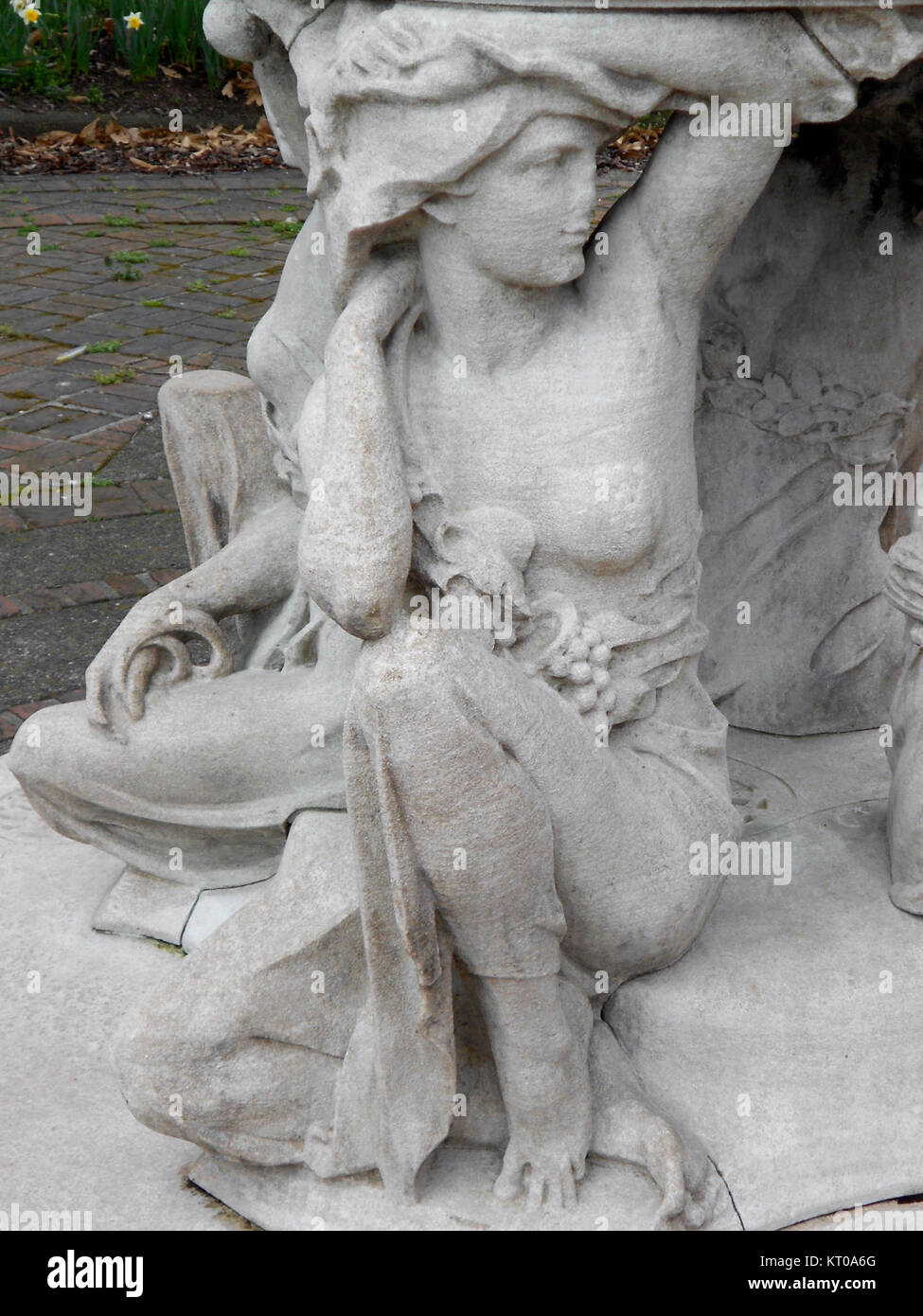 Diese Abbildung zeigt eine Sonnenuhr, ein altes Gerät, das die Zeit anhand der Position des Sonnenschattens abgibt. Es ist eine Mischung aus wissenschaftlicher Innovation und künstlerischem Handwerk aus der Vergangenheit. Stockfoto