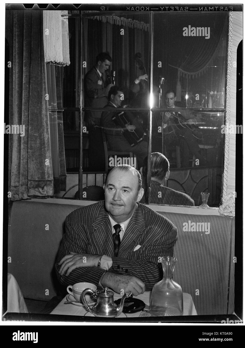 (Porträt von Paul Whiteman, Joe Mooney, Andy Fitzgerald, den Gaeton (Gate) Frega, und Jack Hotop, Eddie Condon's, New York, N.Y., Ca. Juni 1947) (5148811066) Stockfoto