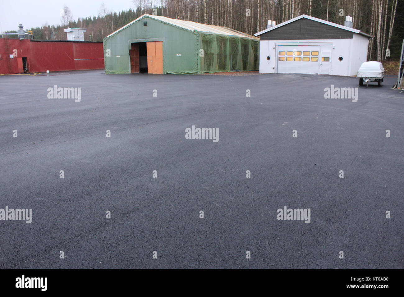 Asfalt 51 bezieht sich auf eine beliebte Straßenbautechnik, bei der Asphaltmischungen für Langlebigkeit und Leistung verwendet werden. Diese Methode wird häufig in Infrastrukturprojekten eingesetzt, um eine dauerhafte Straßenoberfläche und ein reibungsloses Fahrgefühl zu gewährleisten. Stockfoto