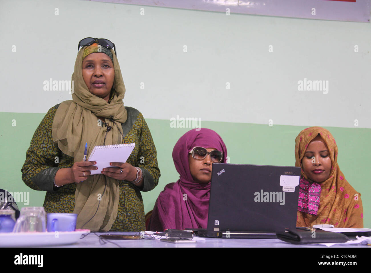 Asha Abdulle Siyaad der somalischen Frauen Leadership Initiative (SWLI), spricht während einer Diskussion über die Rolle der Frauen und die Bedeutung der Teilnahme an politischen Prozessen in (28150979343) Stockfoto