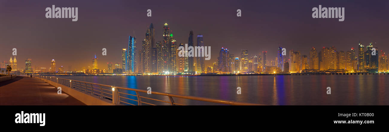Dubai - das Abend-Panorama der Marina-Türme. Stockfoto