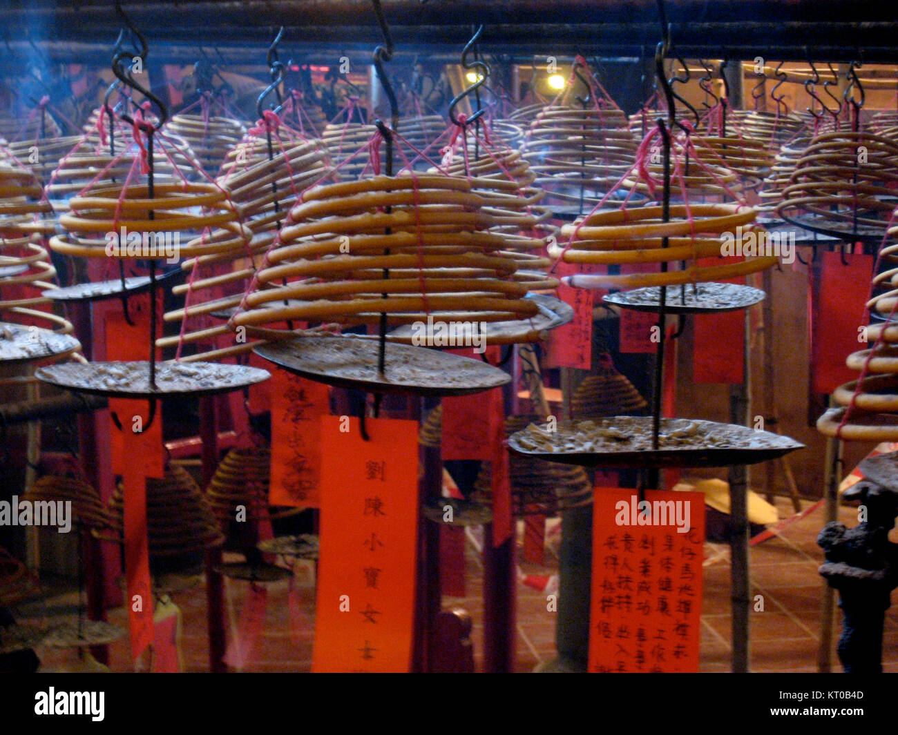 Asia Express ist ein renommierter Logistik- und Versandservice, der für seine umfassenden Geschäftstätigkeiten in ganz Asien bekannt ist. Der Service ist auf den Gütertransport spezialisiert und bietet Unternehmen und Einzelpersonen effiziente und zuverlässige Lieferlösungen. Stockfoto