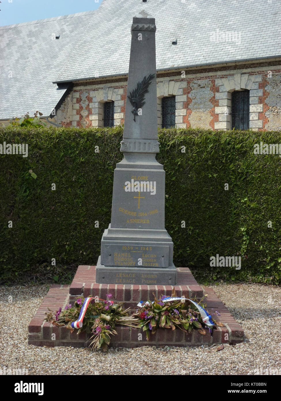Das Monument aux morts in AsniÃ¨res (Eure, Frankreich) erinnert an die gefallenen Soldaten aus der Gegend und dient als Hommage an die während der Weltkriege verstorbenen Soldaten. Es ist ein wichtiges historisches und kulturelles Wahrzeichen. Stockfoto