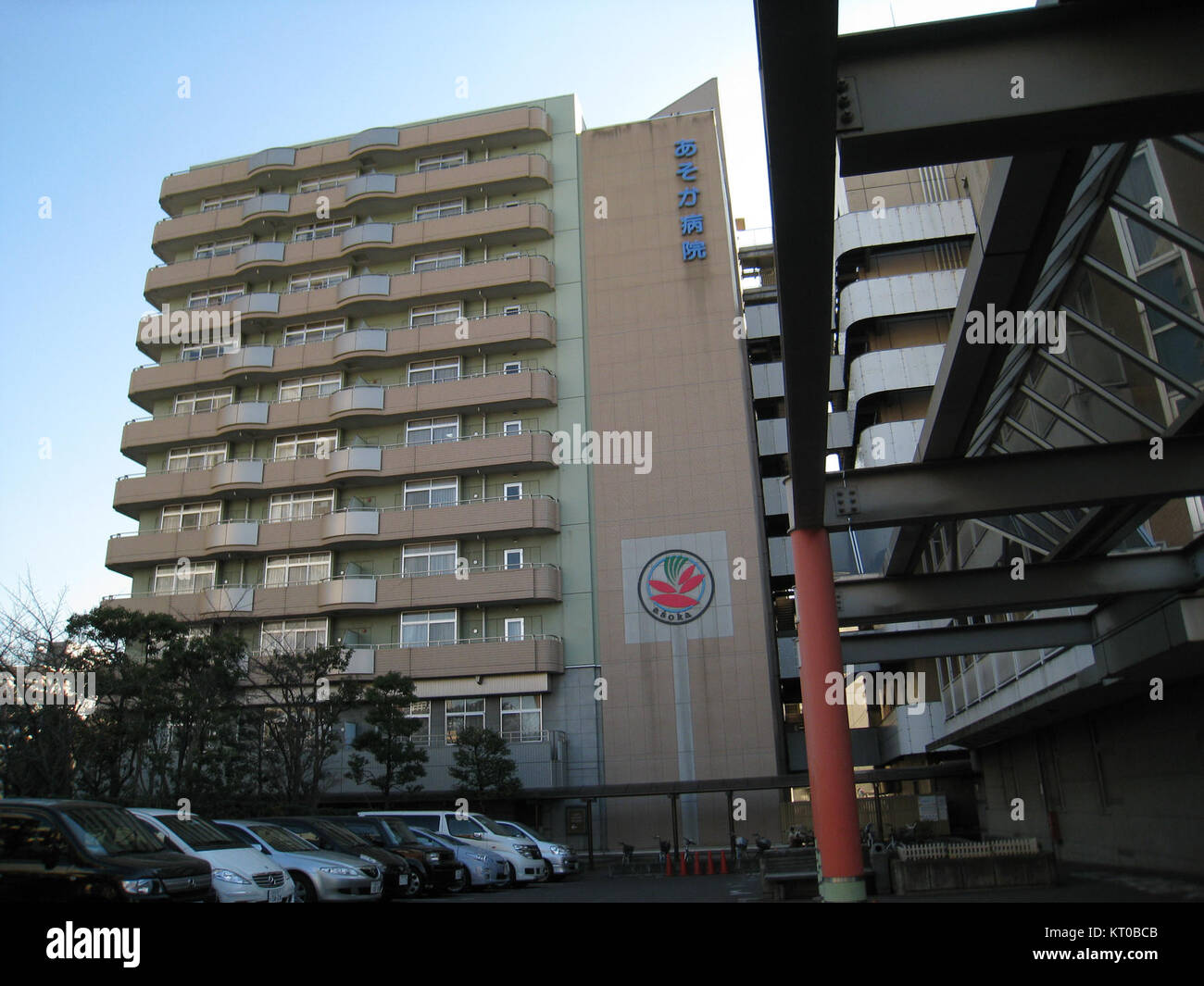 Das Asoka Hospital ist eine medizinische Einrichtung, die medizinische Dienstleistungen anbietet, einschließlich Notfallversorgung, allgemeine Gesundheitsversorgung und spezialisierte Behandlungen. Sie ist eine wichtige Institution in ihrer Region für die öffentliche Gesundheit. Stockfoto