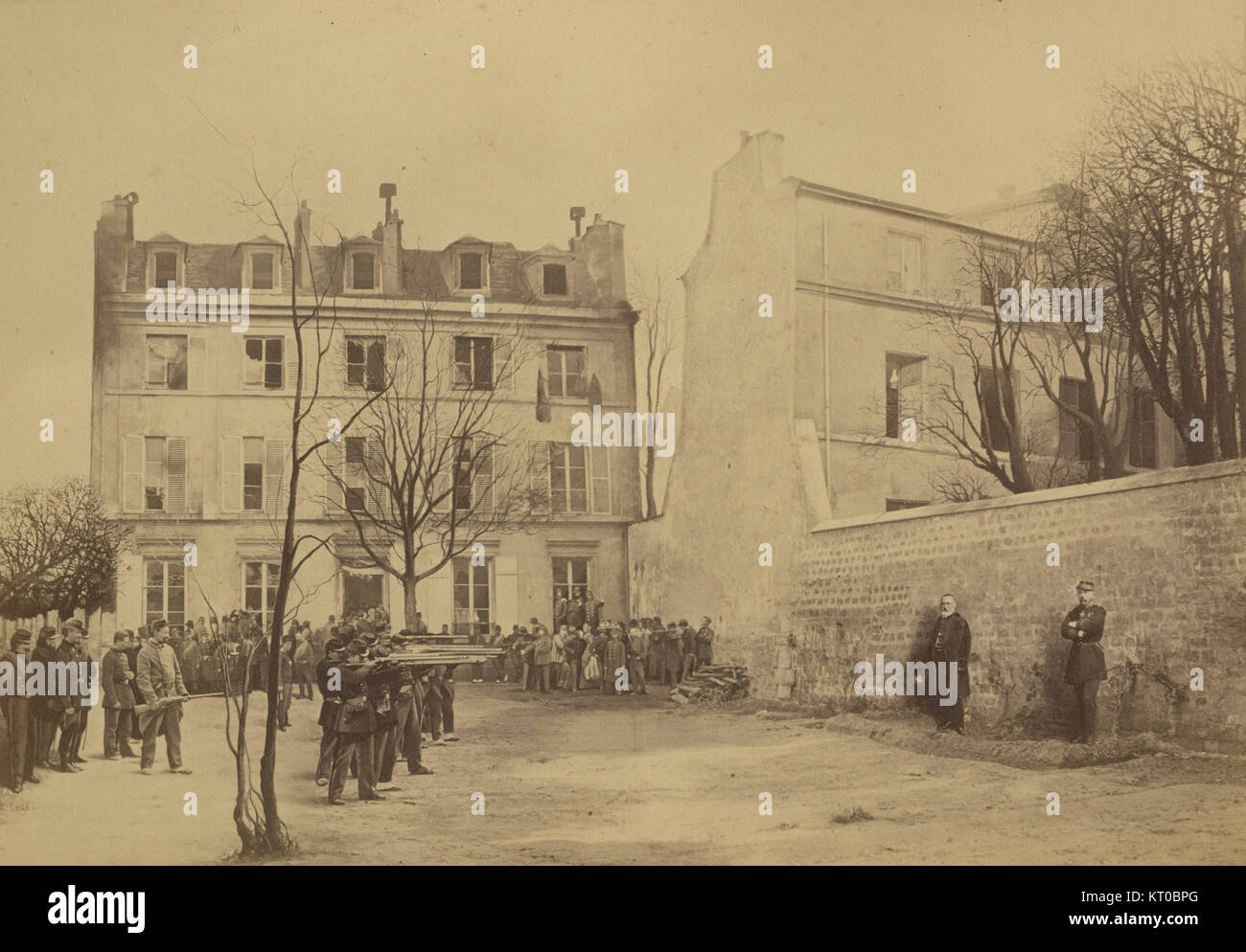 Ein historisches Bild, das die Ermordung der Generäle ClÃ Tomas und Jules Lecomte am 18. März 1871 in Montmartre, Paris, darstellt. Der Vorfall ereignete sich während der Pariser Kommune, ein bedeutendes Ereignis in der französischen Geschichte. Stockfoto
