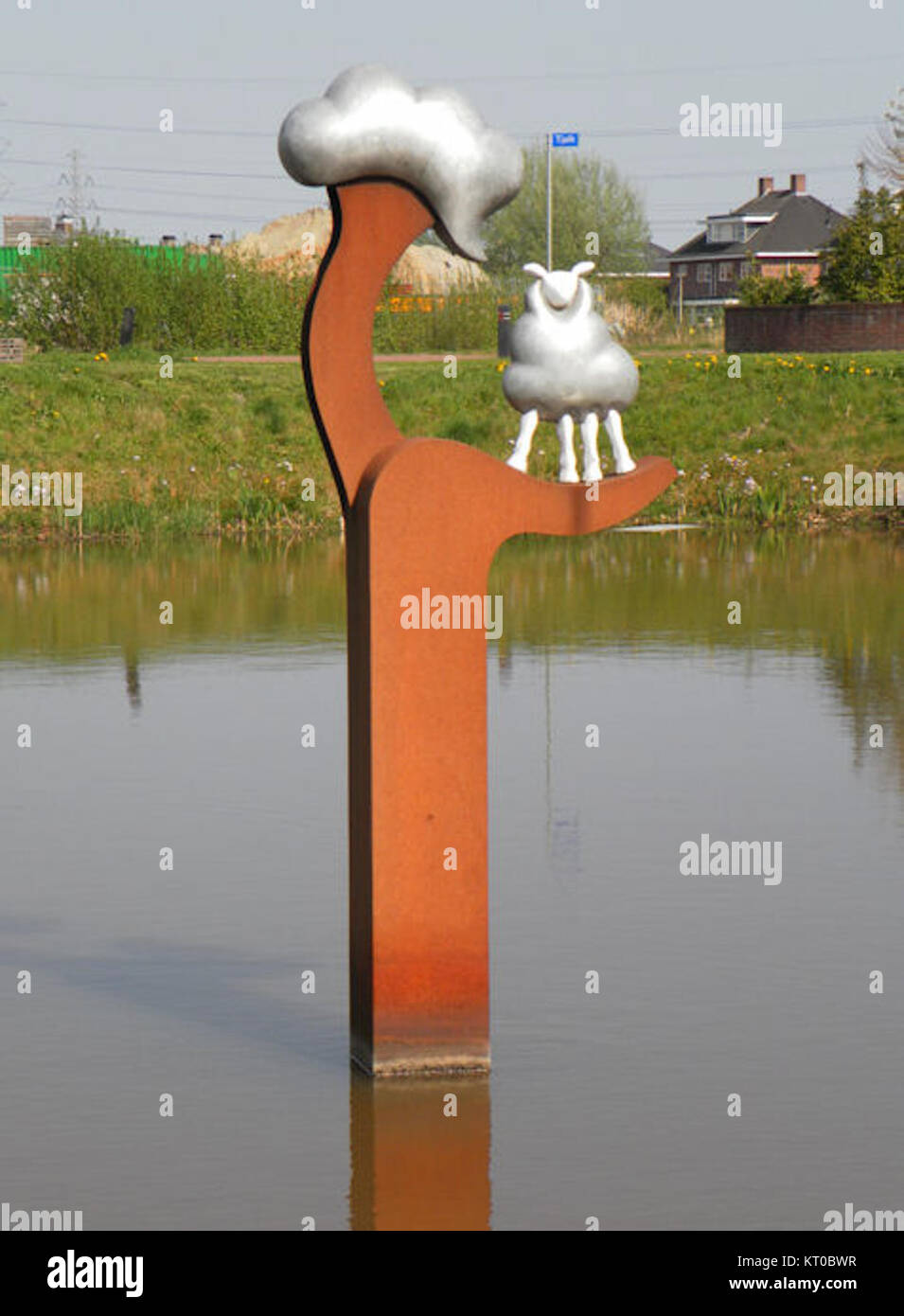 Dieses von Hans Vos geschaffene Kunstwerk mit dem Titel „Schaap in Boom“ zeigt ein Schaf in einem Baum. Das Stück zeigt den unverwechselbaren Stil des Künstlers und verbindet realistische Elemente mit einem Hauch von Surrealismus. Es ist ein bemerkenswertes Beispiel zeitgenössischer Kunst. Stockfoto