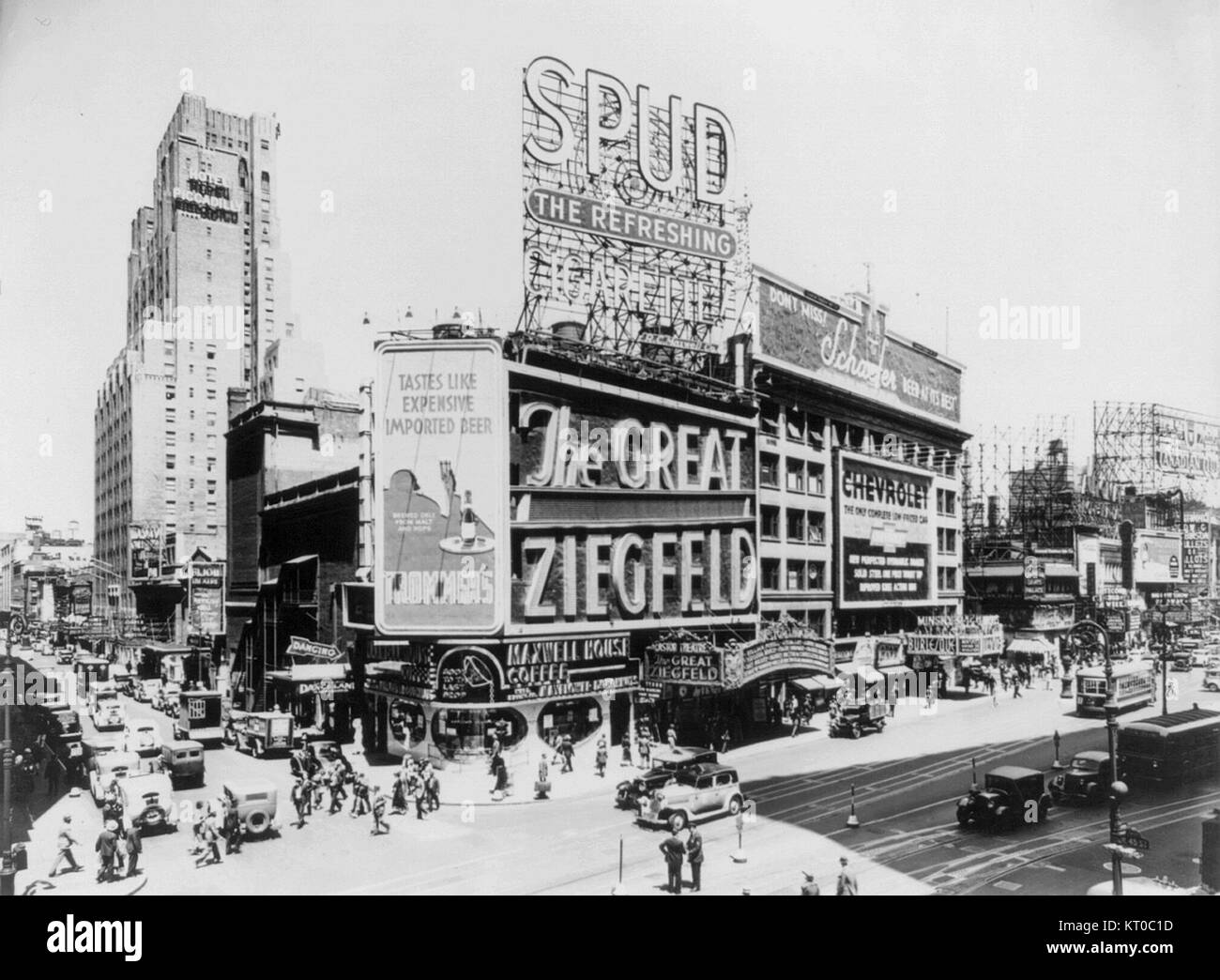 Das Astor Theatre am Broadway, fotografiert 1936, war ein berühmter Veranstaltungsort für verschiedene Theateraufführungen während des frühen 20. Jahrhunderts, was eine wichtige kulturelle Ära für New York markiert. Stockfoto