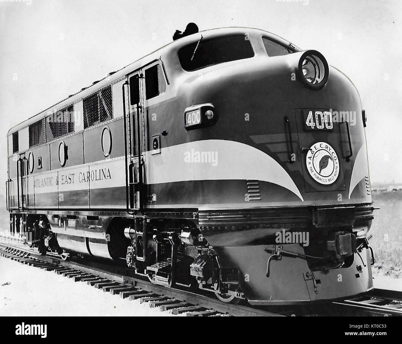 Die 1946 gebaute EMD F2-Lokomotive der Atlantic and East Carolina Railroad stellt einen wichtigen Moment in der Geschichte des US-Schienenverkehrs dar. Diese dieselelektrische Lokomotive spielte eine wesentliche Rolle im Güter- und Personenverkehr und zeigte den Übergang von Dampfzügen zu dieselbetriebenen Zügen Mitte des 20. Jahrhunderts. Stockfoto