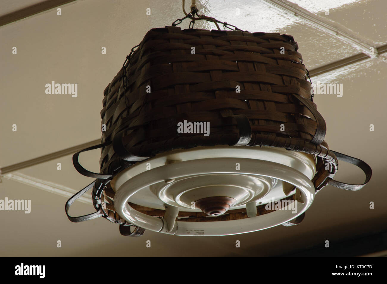 Anfang des letzten Jahrhunderts vintage italienische Küche Lampe ausgeschaltet. Italien. Stockfoto