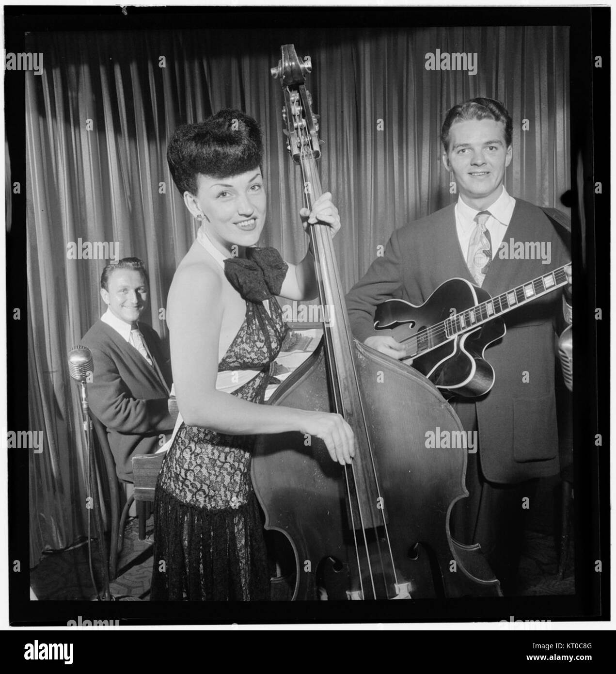 (Porträt von Teddy Kaye, Vivien Garry und Arv (in) Charles Garrison, New York, N.Y., zwischen 1946 und 1948) (5306968440) Stockfoto