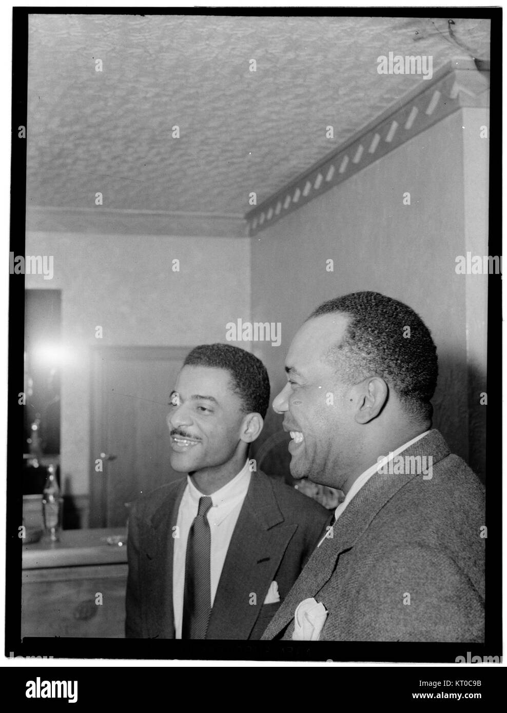Das Porträt der Jazzmusiker Teddy Wilson und Zutty Singleton aus dem Jahr 1940, aufgenommen in der türkischen Botschaft in Washington, D.C., spiegelt die kulturelle Bedeutung des Jazz in dieser Zeit wider. Stockfoto