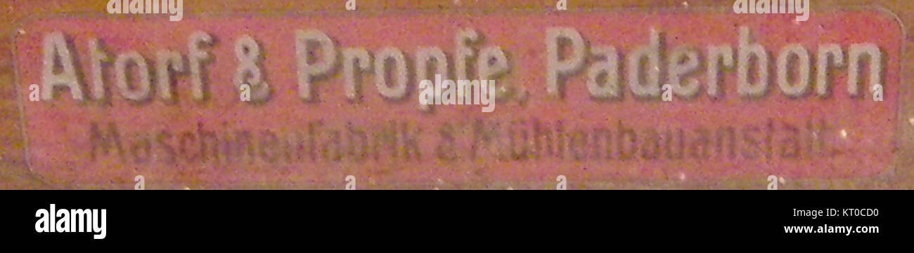 Das Atorf firmenschild ist ein Firmenzeichen, das das Markenzeichen und die Identität eines Unternehmens darstellt. Oft wird es verwendet, um die Präsenz eines Unternehmens oder einer Niederlassung zu kennzeichnen. Es kann das Firmenlogo, den Namen und andere Markenelemente enthalten, die als wichtige visuelle Markierung in gewerblichen oder industriellen Umgebungen dienen. Stockfoto