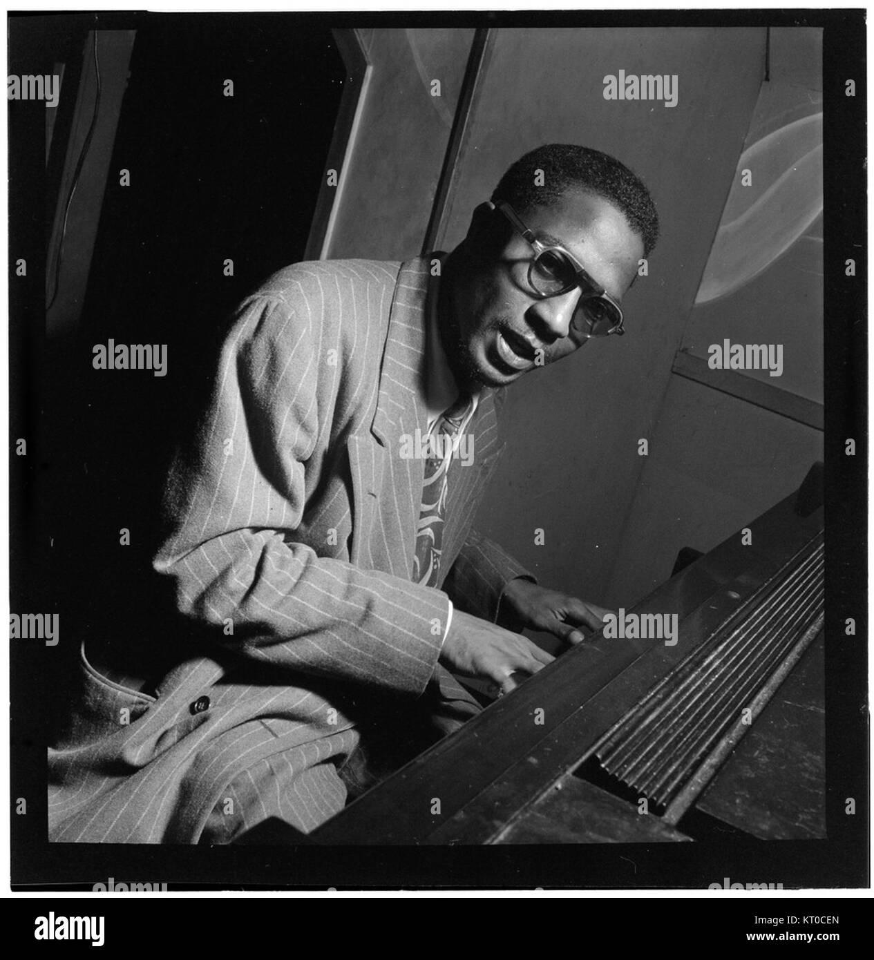 Dieses ikonische Porträt von Thelonious Monk, das 1947 im Minton's Playhouse in New York aufgenommen wurde, fängt den legendären Jazzpianisten und Komponisten in einem entscheidenden Moment seiner Karriere ein. Stockfoto