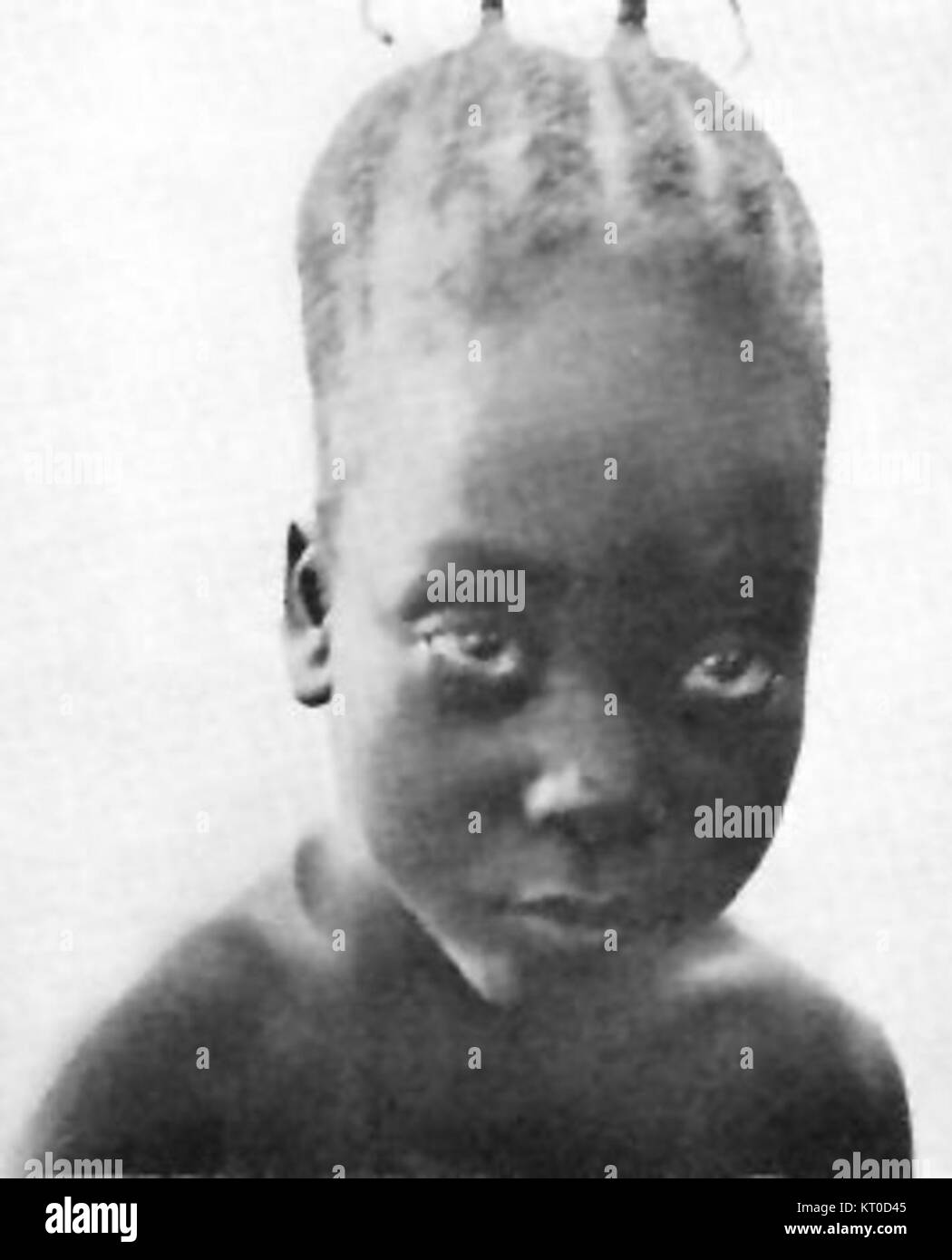 Das Azandi-Kind bezieht sich auf ein Bild oder eine Darstellung eines Kindes aus dem Azandi-Volk des ehemaligen belgischen Kongo (heute Demokratische Republik Kongo). Die Azandi sind eine ethnische Gruppe, die für ihre einzigartige Kultur und Geschichte in Zentralafrika bekannt ist. Stockfoto