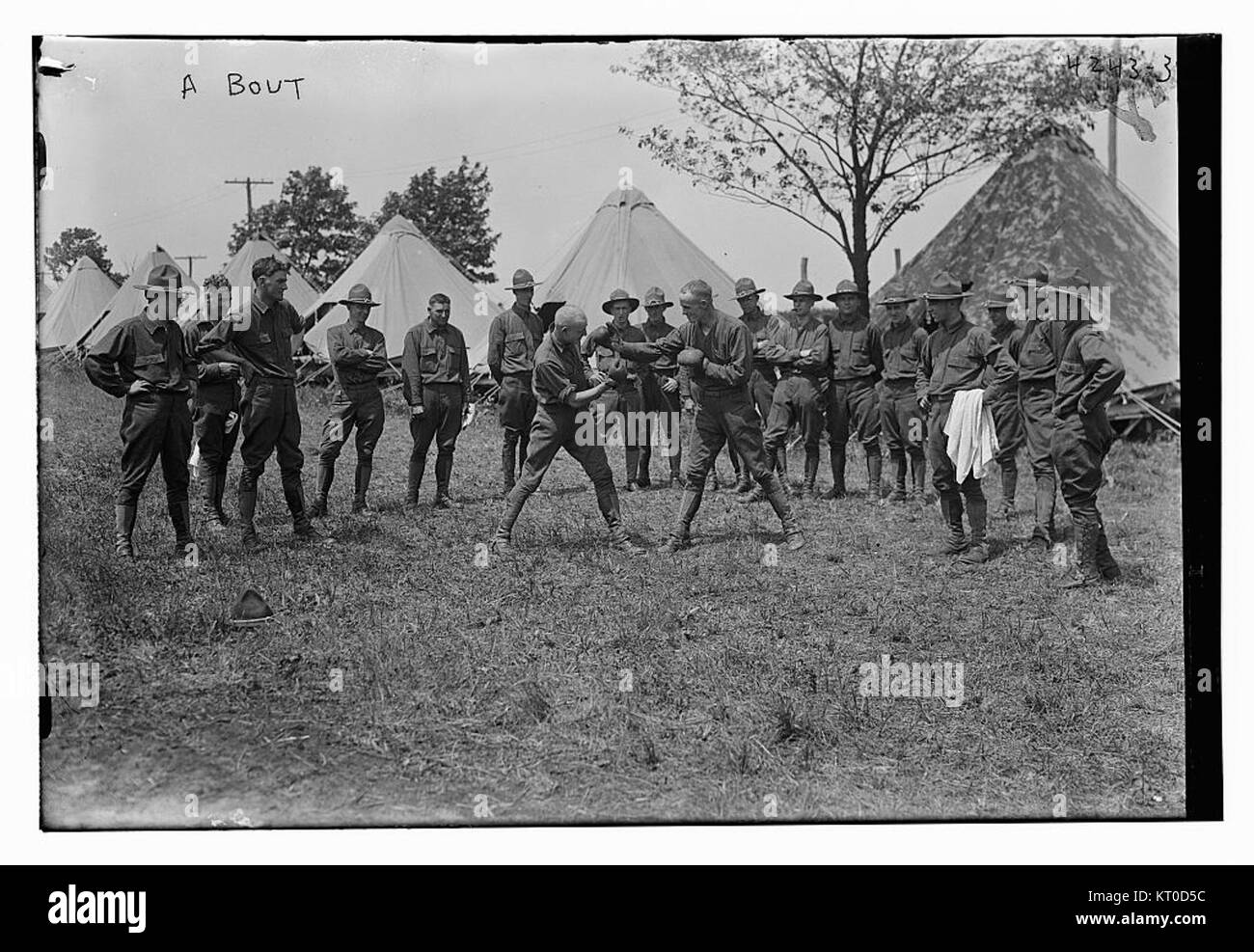 Dieses Bild scheint mit dem Film A Bout aus dem Jahr 1957 zu assoziieren. Es kann Werbematerial oder eine Szene aus dem Film enthalten, die das Thema oder die kulturelle Wirkung des Films widerspiegelt. Stockfoto