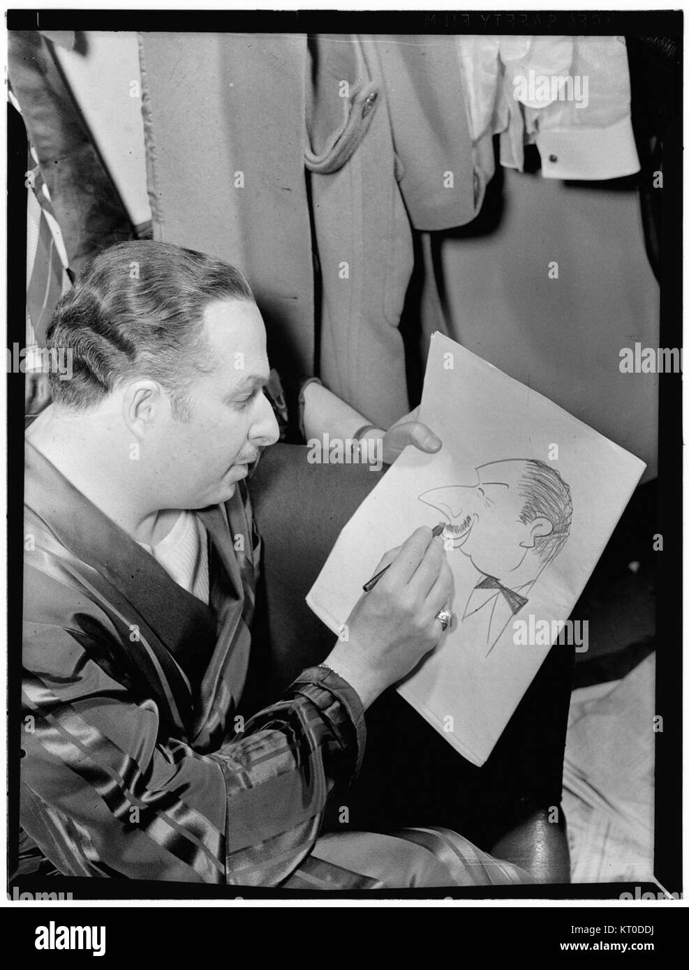 Dieses Porträt von Xavier Cugat, einem berühmten Musiker und Dirigenten, wurde zwischen 1946 und 1948 in New York aufgenommen. Cugat ist bekannt für seine Beiträge zur lateinischen Musik und war eine prominente Persönlichkeit in der Unterhaltungsbranche. Stockfoto