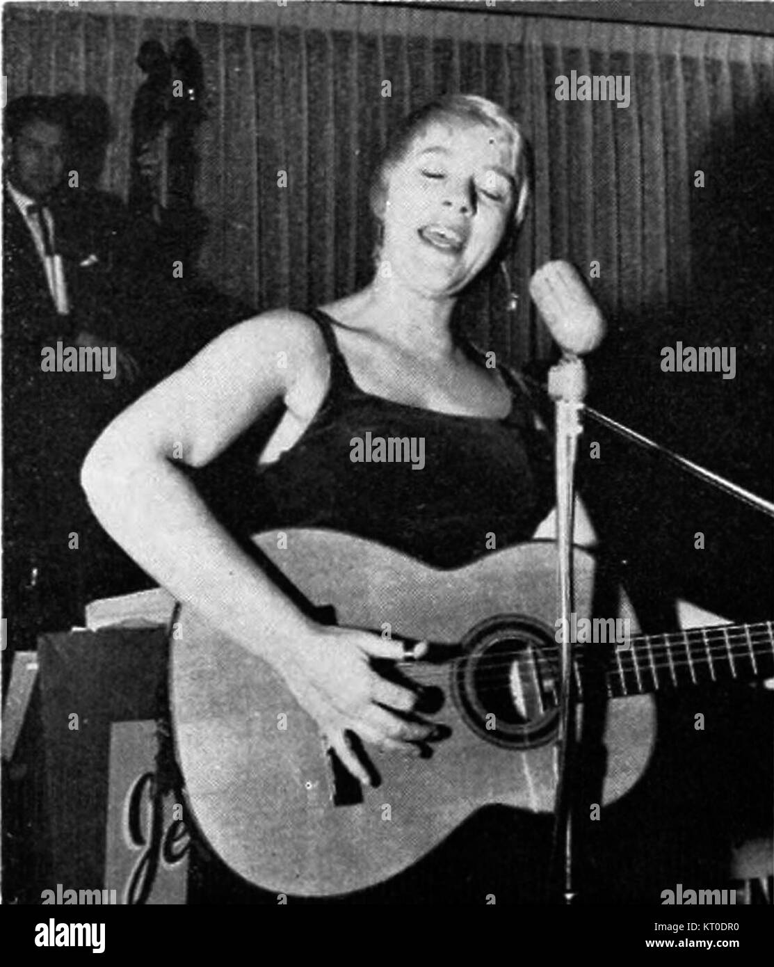 Barbara Dane war eine US-amerikanische Sängerin, die für ihre Folk- und Bluesmusik bekannt war. 1960 trat sie auf dem Southern Campus auf und trug mit ihrer Musik und ihren Auftritten, die bei unterschiedlichem Publikum Anklang fanden, zur Kulturlandschaft bei. Stockfoto