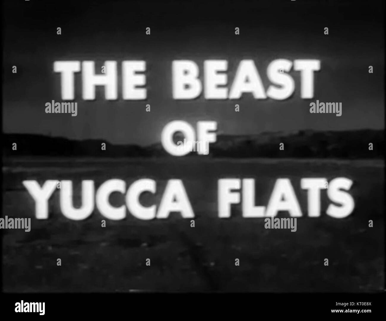 „Beast of Yucca Flats“ ist ein Titel, der wahrscheinlich mit einem Film oder einer Geschichte in der Yucca Flats-Region zusammenhängt oder von dieser inspiriert wurde, einem Ort, der für seine raue Landschaft und die Geschichte im Zusammenhang mit Atomtests bekannt ist. Stockfoto
