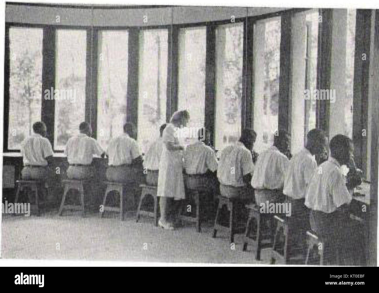 Männliche Krankenschwestern wurden im belgischen Kongo ausgebildet, um Gesundheitsdienstleistungen in der Kolonie zu erbringen. Das Programm konzentrierte sich auf medizinische Fähigkeiten, Gesundheitserziehung und die praktische Anwendung von Pflegepraxen im kolonialen Afrika während des 20. Jahrhunderts. Stockfoto