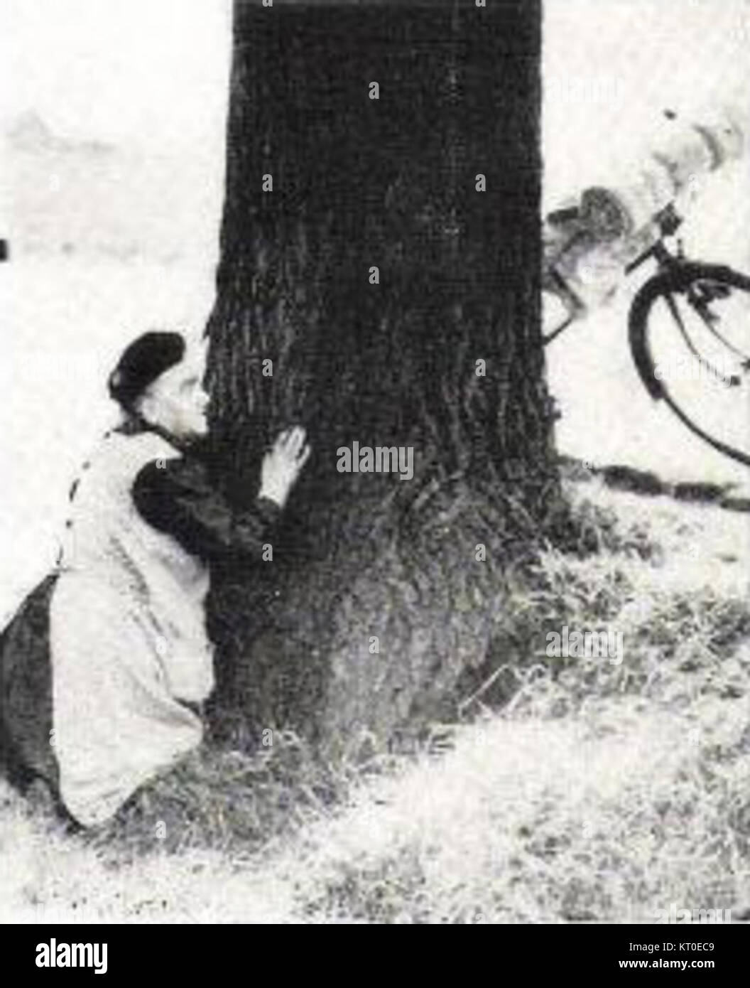 Diese Fotografie aus dem Jahr 1940 zeigt einen belgischen Flüchtling, der während des Zweiten Weltkriegs Deckung sucht, und spiegelt die Not wider, mit der Flüchtlinge während des Konflikts konfrontiert waren, und die sozialen Auswirkungen des Krieges auf die Zivilbevölkerung. Stockfoto
