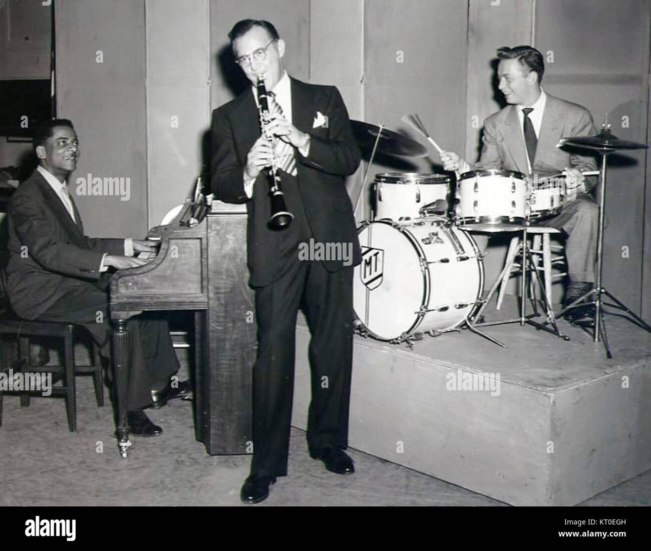 Dieses Bild zeigt einen Moment mit Benny Goodman, einem prominenten amerikanischen Jazz-Klarinettisten, Teddy Wilson, einem berühmten Jazz-Pianisten, und Mel TormÃ, einem einflussreichen Jazz-Sänger. Das Trio stellt eine wichtige Zusammenarbeit in der Geschichte der Jazzmusik von Anfang bis Mitte des 20. Jahrhunderts dar. Stockfoto