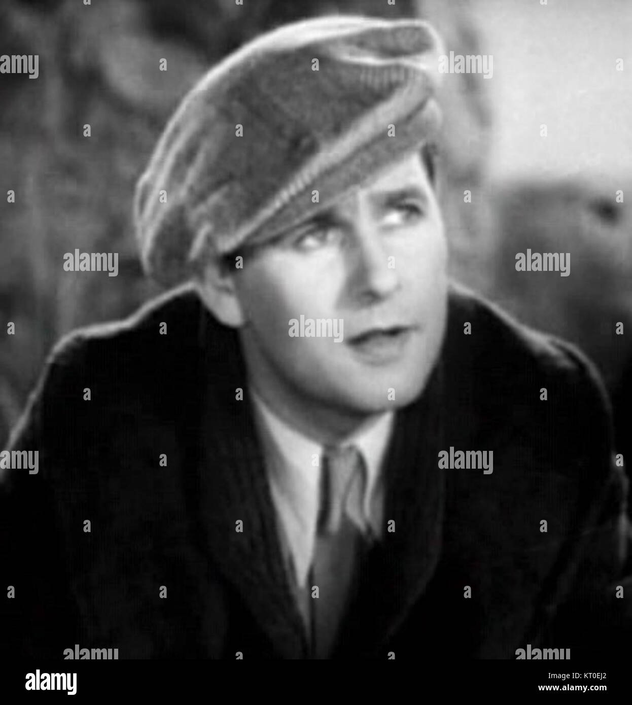 Ben Lyon spielt die Hauptrolle im Film *I Cover the Waterfront* der 1930er Jahre, in dem er einen Reporter darstellt, der eine Geschichte über Verbrechen und Korruption in einer Küstenstadt aufdeckt. Der Film verbindet Spannung und Drama, die für seine Ära charakteristisch sind. Stockfoto