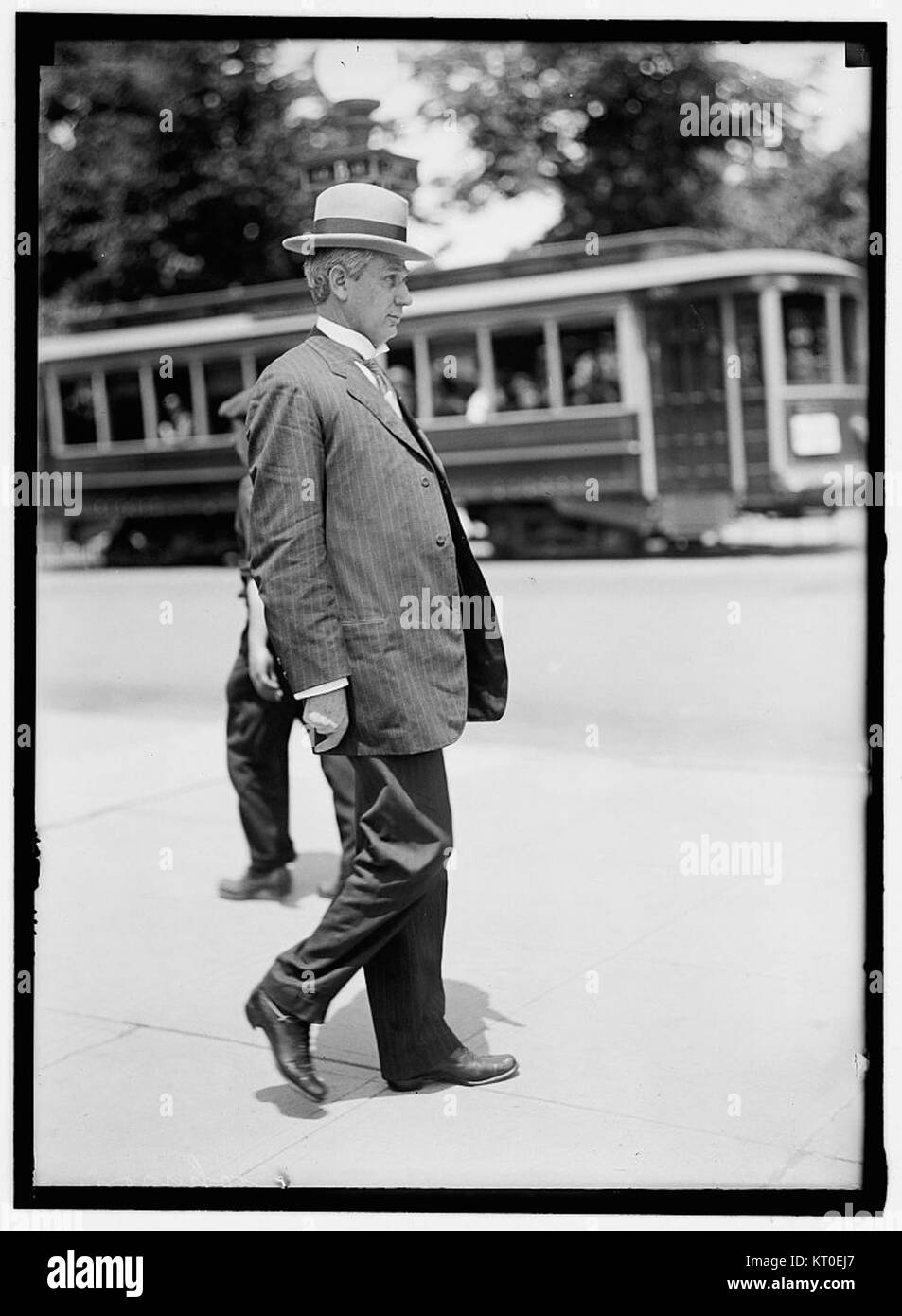 Dieses Bild zeigt Ben Johnson, einen Schauspieler und Star, der für seine Rollen in westlichen Filmen bekannt ist. Das Foto zeigt ihn bei einem lässigen Spaziergang, möglicherweise während eines Moments der Freizeit oder des öffentlichen Auftritts. Stockfoto