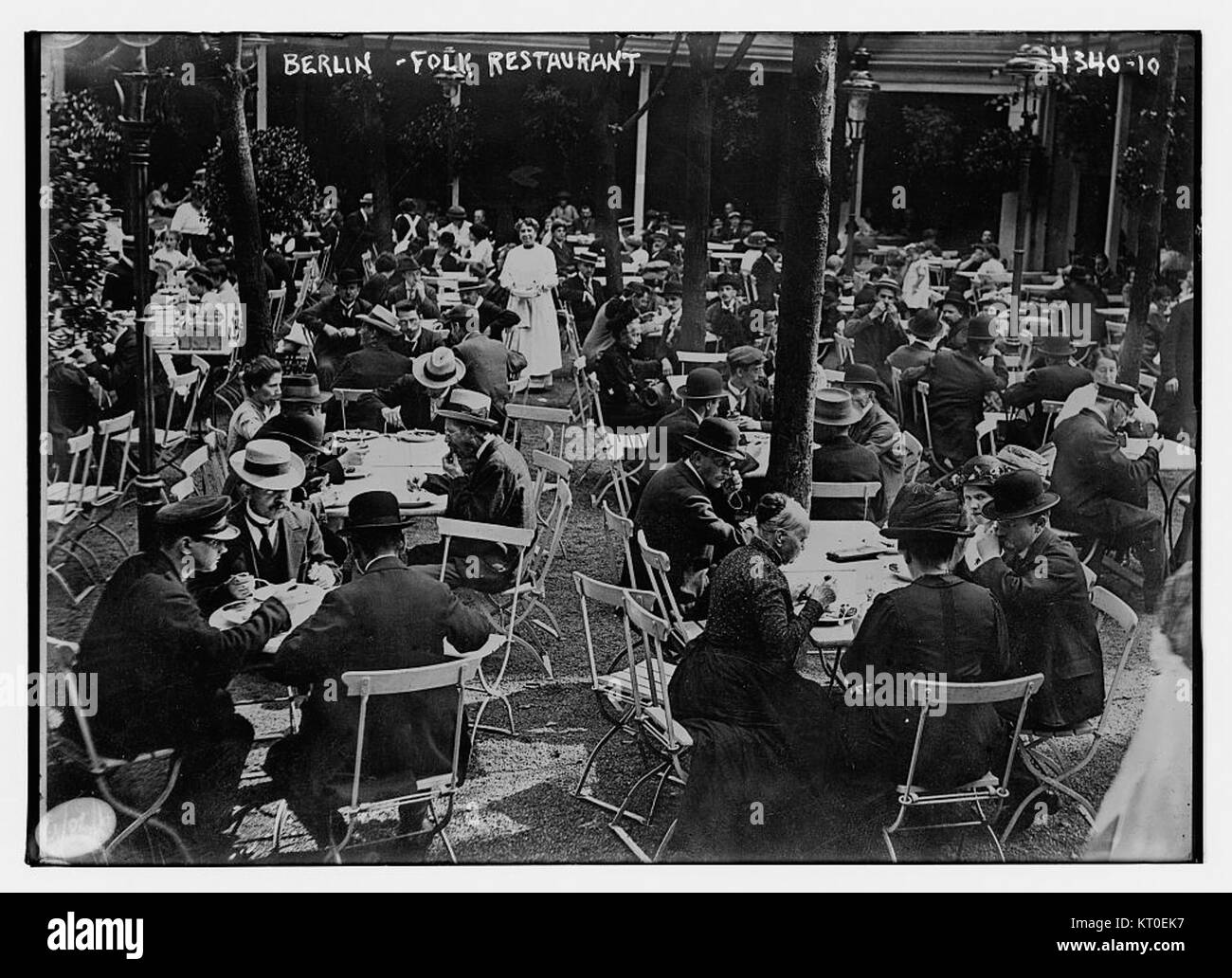 Das Folk-Restaurant in Berlin, das im Bild zu sehen ist, ist ein traditioneller Ort, der für lokale deutsche Küche bekannt ist und ein rustikales, kulturell reiches kulinarisches Erlebnis bietet. Es ist ein beliebter Ort für Einheimische und Touristen, die authentische Gerichte und das kulinarische Erbe der Stadt genießen möchten. Stockfoto