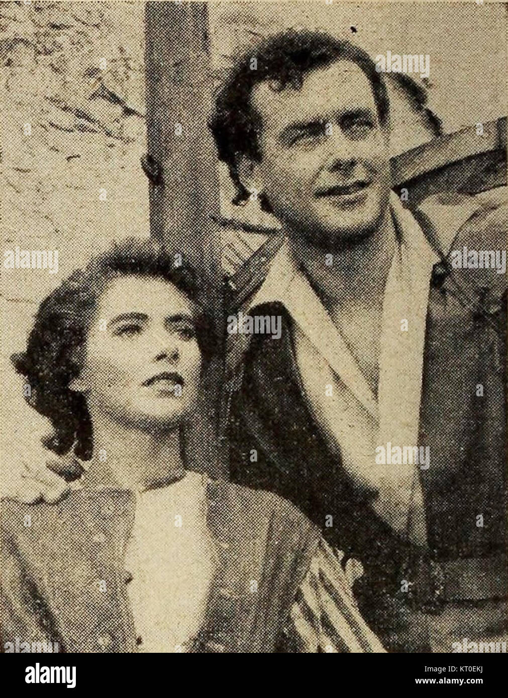 Dieses 1957 erschienene Foto von Radio TV Mirror zeigt Bernadette O'Farrell und Richard Greene, die für ihre Rollen in Fernsehen und Radio berühmt sind. Das Foto zeigt ihre bedeutende Präsenz in der Unterhaltung Mitte des 20. Jahrhunderts. Stockfoto