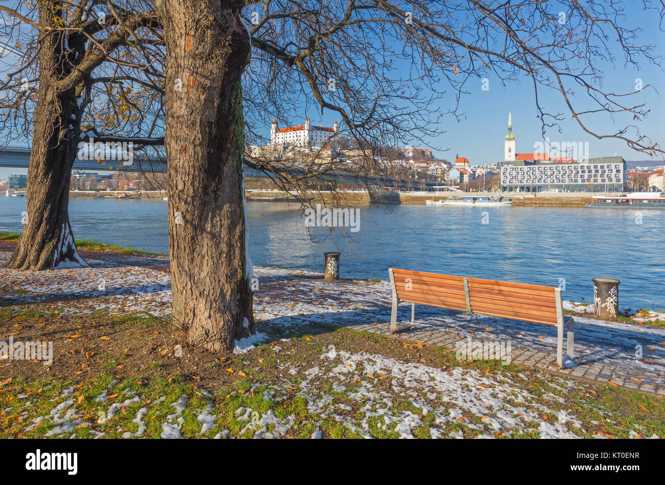 Bratislava - Kulisse der Stadt mit der Promenade entlang der Donau nach dem ersten Schnee. Stockfoto